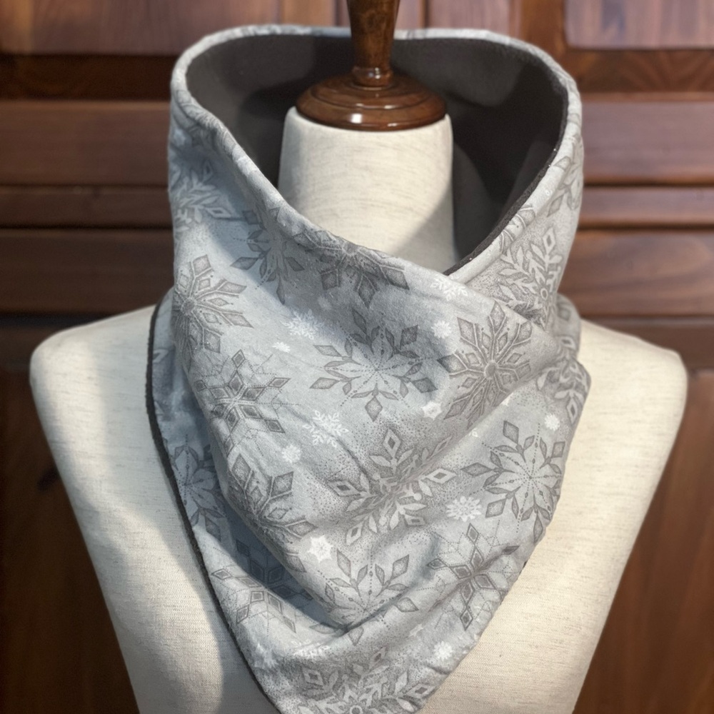 Snowflake Patterned Women's Scarf
